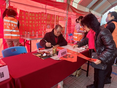 山上神馬隆順迎新春揮毫贈春聯暨政令宣導